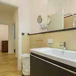 Petershouse * בארי
